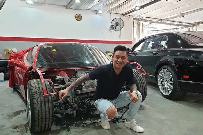 Mới đây, thông qua trang cá nhân của mình, ca sỹ Tuấn Hưng đã cho hay rất nôn nóng chờ ngày nhận bàn giao chiếc siêu xe Ferrari 488 GTB từng gặp tai nạn nghiêm trọng trên cao tốc Nội Bài - Lào Cai vào khoảng 3 giờ sáng ngày 16/10/2018 từ một garage sửa xe tại quận 7, TP HCM.