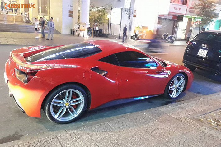 Siêu xe Ferrari 488 GTB này từng được ca sỹ Tuấn Hưng mua từ Sài Gòn mang ra Hà Nội cách đây hơn một năm, khoảng tháng 9/2017. Anh chàng ca sĩ sinh năm 1978 từng tiết lộ lý do mua siêu xe này là vì anh mang tuổi Ngựa, trùng với biểu tượng của hãng siêu xe đình đám Ferrari.