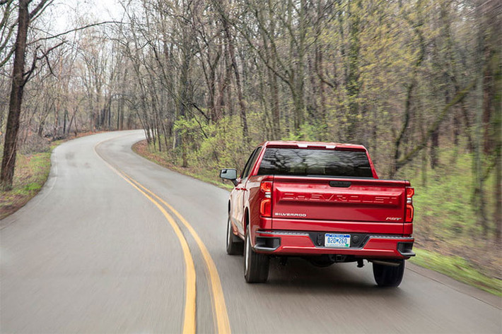 "Một trong những trọng tâm chính của Chevrolet khi phát triển Silverado thế hệ mới là mở rộng các tùy chọn động cơ", ông Tim Asoklis, kỹ sư trưởng của bộ phận phát triển Silverado 1500, phát biểu. "Với những động cơ hoàn toàn mới và nhiều bản trang bị hơn, chúng tôi có đủ Chevrolet Silverado 2019 cho mọi người, từ khách hàng mua xe bán tải lần đầu tiên đến lần thứ 10".
