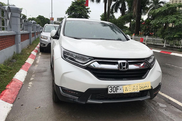 Hơn nữa, không phải cứ đặt tiền là được nhận xe sớm, đơn cử có khách hàng đặt mua CR-V mới tại Hà Nội nhưng được đại lý thông báo phải chờ đến tháng 10/2018 do lượng xe sắp về không đủ trả cho danh sách cọc. Do đó, xe CR-V đã qua sử dụng đang bị "làm giá" lúc này. Phiên bản L cao cấp vẫn "chạy lướt" vẫn đang được rao bán nhiều nhất.