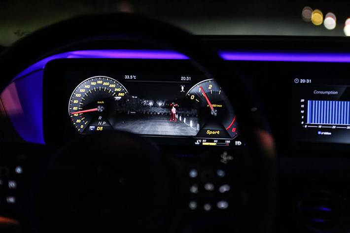 Mới lạ nhất chính là công nghệ Night View Assist Plus với những cảnh báo sớm về các chướng ngại vật xuất hiện phía trước. Điều này đặc biệt có tác dụng khi người lái xe thường xuyên phải di chuyển trên đường dài trong đêm tối bởi công nghệ Night View Assist Plus sẽ giúp người lái xe nhận biết sớm các chướng ngại vật bất ngờ xuất hiện phía trước ở khoảng cách lên tới 160m đối với người, các phương tiện đi trước 100m.