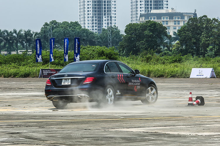 Những mẫu xe SUV gầm cao thể hiện sự ổn định trong từng khúc cua gắt của bài thử nghiệm và đây cũng là dịp để người cầm lái có thể tận hưởng hàng loạt các tính năng hỗ trợ an toàn chủ động như hệ thống cân bằng điện tử, hệ thống chống trơn trượt, hệ thống phân bổ lực phanh điện tử,...