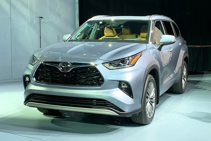 Hãng xe ôtô Nhật Bản đã giới thiệu dòng Toyota Highlander thế hệ mới tại Triển lãm ô tô quốc tế New York 2019 hồi tháng 4 năm nay. Thông thường thì thị trường Việt Nam sẽ ít được ưu tiên các dòng xe mới. Nhưng nhờ vào thông tin từ Bộ Tài Chính mà chúng ta biết được khả năng rất cao là Toyota Highlander 2020 sẽ sớm ra mắt tại Việt Nam trong năm nay.