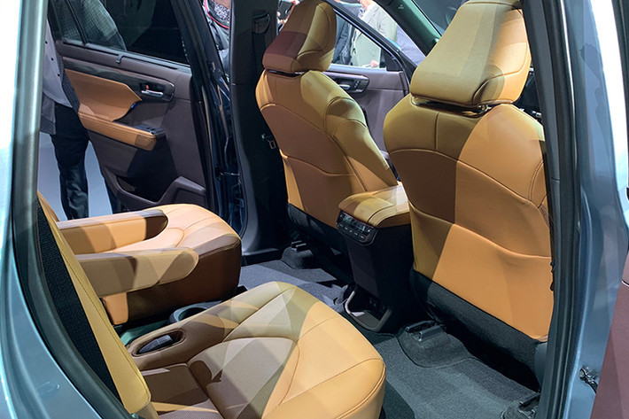 Trang bị an toàn Toyota Safety Sense (TSS 2.0) bao gồm hệ thống cảnh báo điểm mù, cảnh báo phương tiện cắt ngang khi lùi, cruise control điều khiển bằng radar, hệ thống theo dấu làn đường (LTA) và hỗ trợ thông tin biển báo (RSA), camera quan sát 360 độ (Toy Bird’s Eye View Camera) có trên bản Limited hay Platinum. Ngoài ra, 08 túi khí, cân bằng điện tử (VSC), kiểm soát lực kéo (TRAC), loạt phanh ABS/BA/EBD, hệ thống tạm dừng thông minh (SST) là trang bị tiêu chuẩn.