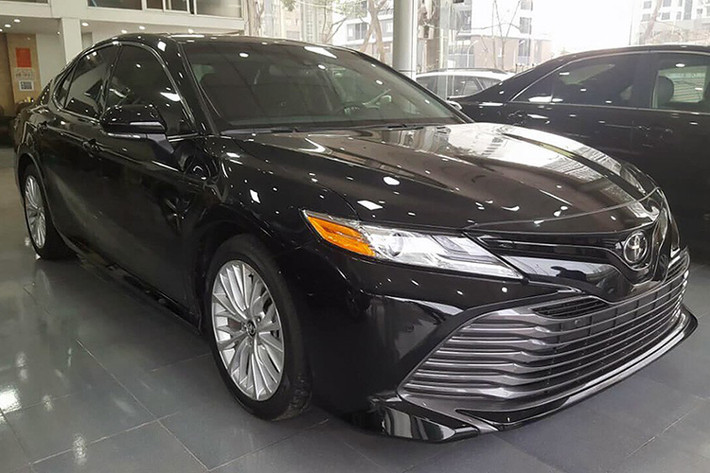 Camry XLE mới sử dụng động cơ 2.5, 4 xi-lanh, VVT-i, công suất 203 mã lực tại 6.600 vòng/phút và mô-men xoắn 250 Nm tại 5.000. Xe sử dụng hộp số tự động 8 cấp. Những tính năng an toàn như cân bằng điện tử, kiểm soát lực kéo, hỗ trợ phanh khẩn cấp, chống bó cứng phanh đều có sẵn.