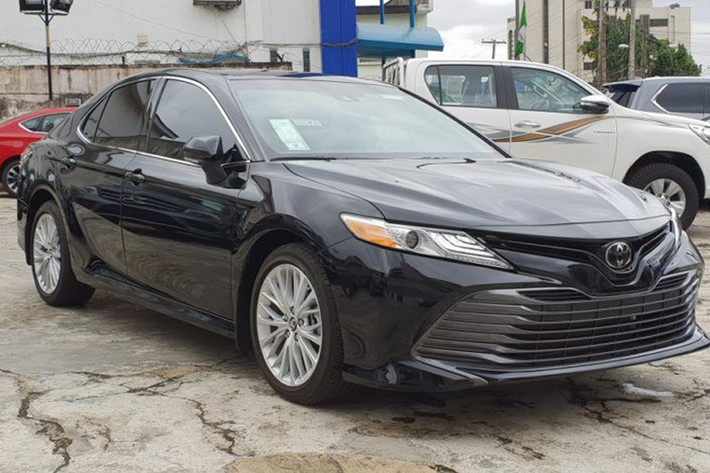 Mẫu xe Toyota Camry 2019 thế hệ thứ 8 mới được một showroom ôtô nhập khẩu tại Việt Nam đưa về từng được giới thiệu tới toàn cầu vào năm 2017, xe có những thay đổi về thiết kế và mang hơi hướng hiện đại.