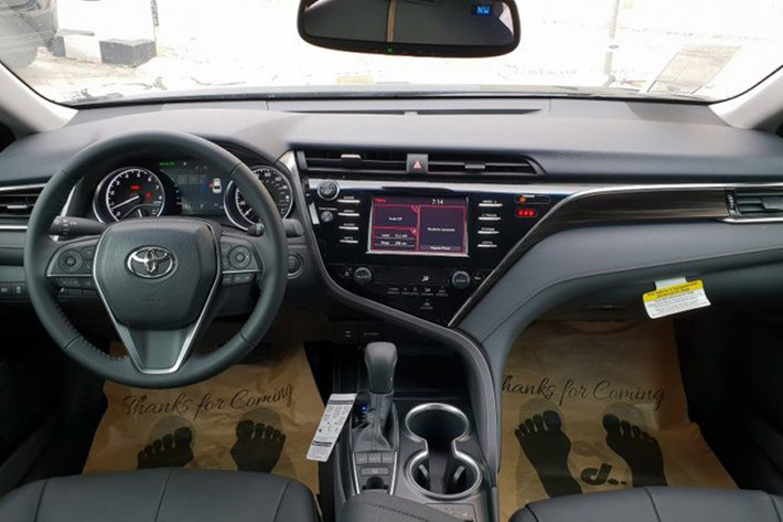 Toyota Camry 2019 sở hữu kích thước dài x rộng x cao lần lượt là 4.885 x 1.840 x 1.445 mm, chiều dài trục cơ sở 2.825 mm. Không gian nội thất bên trong nổi bật với một số trang bị như điều hòa tự động hai vùng tiêu chuẩn, tuỳ chọn 3 vùng. Toyota cung cấp đến 3 màn hình bên trong cabin, gồm màn hình 10 inch hiển thị trên kính lái HUD tuỳ chọn, màn hình 7 inch ở cụm đồng hồ và màn hình trung tâm dạng cảm ứng 8 inch.