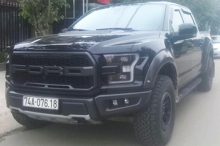 Tại Mỹ, Ford F150 Raptor được bán với giá cơ bản từ 53.140 USD, nhưng nếu trang bị đầy đủ “đồ chơi” thì giá bán sau cùng của xe có thể lên đến hơn 70.000 USD. Khi về Việt Nam, Ford F-150 Raptor có giá sau thuế lên đến hơn 4 tỷ đồng/chiếc. Mẫu xe này hiện chưa được phân phối chính hãng từ Ford Việt Nam mà chỉ qua các đại lý tư nhân nhập về.