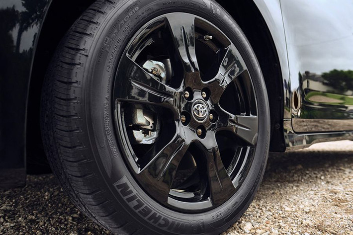Tùy chọn Nightshade Edition dành cho Toyota Sienna SE và SE Premium 2020 có giá 700 USD (tương đương 16,2 triệu đồng), bổ sung cho chiếc MPV nhiều chi tiết ngoại thất sơn đen như lưới tản nhiệt, các tay nắm cửa, ốp gương chiếu hậu ngoài, cánh lướt gió và thậm chí là cả logo.
