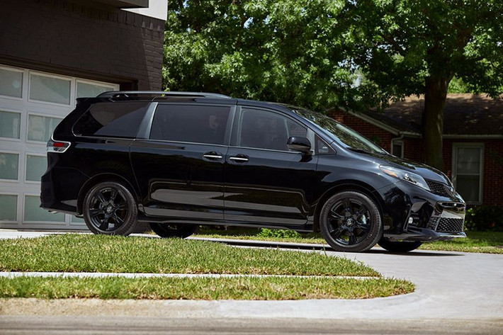 Đáng chú ý trong lần nâng cấp mới này là sự xuất hiện của phiên bản Toyota Sienna Nightshade Edition 2020 - chỉ có trên các biến thể SE và SE Premium sử dụng dẫn động cầu trước hoặc bốn bánh toàn thời gian.
