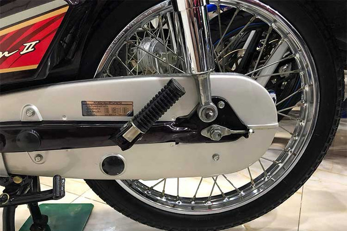 Hộp xích, giảm sóc sau và gác để chân, tem hướng dẫn sử dụng... cho đến từng con ốc của chiếc xe Dream huyền thoại này đều mang nét nguyên bản hiếm có. Hầu như các chi tiết trên xe chỉ vướng một lớp bụi do người chơi đắp chiếu lâu không sử dụng tới 16 năm.