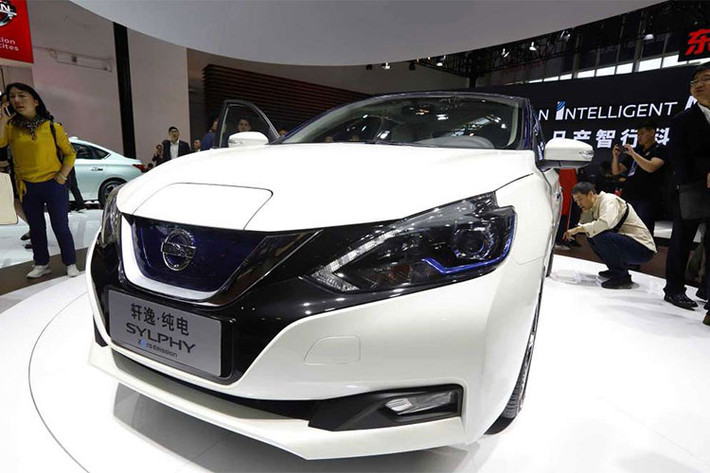 Về ngoại hình, Nissan Sylphy 2019 mới có nét giống với người anh em hatchback Leaf. Nó có tấm cản va được tạo hình tương tự, lưới tản nhiệt kết hợp đèn pha trước tạo hình một hình chữ V lớn. Logo “Zero Emission” đặt ở góc phía dưới của cửa trước và cả ở cốp xe phía sau.