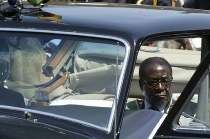 Cựu Tổng thống Robert Mugabe sở hữu một chiếc Mercedes-Benz S600L Pullman chống đạn, ông thường sử dụng chiếc xe này tại các sự kiện quan trọng. Chiếc sedan sang trọng được hộ tống bởi đoàn xe bọc thép gồm 19 chiếc. Mercedes-Benz S600 Pullmann của Mugabe được thiết kế theo đúng yêu cầu của ông. Mức giá của chiếc sedan này khoảng 1,4 triệu USD.