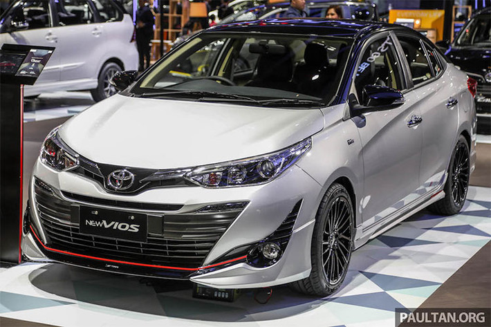Hãng xe hơi Nhật Bản đã chính thức trưng bày mẫu Toyota Vios 2018 TRD tại triển lãm ôtô Indonesia. Xe được nâng cấp và thay đổi một số điểm nhấn như mui xe sơn màu đen và tem dán TRD ở dưới góc cửa sau. Tất nhiên sẽ không thể thiếu bộ bodylip được ốp thêm giúp gầm xe hạ thấp hơn, tăng kiểu dáng khí động học.