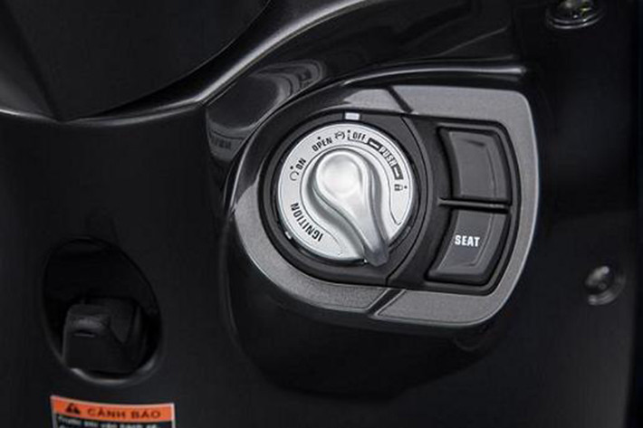 Ngoài ra, xe còn được trang bị hệ thống khóa thông minh Smart Key với 5 tính năng gồm: bật/tắt điện, khởi động/dừng máy, mở khóa cổ, mở yên xe, định vị tìm xe. Tuy nhiên Smart Key sẽ chỉ xuất hiện trên bản Janus cao cấp nhất Premium, trong khi hệ thống SSS chỉ có mặt trên bản Deluxe và Premium. Bản Standard giá rẻ nhất sẽ không có hệ thống này.