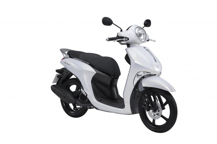Tại Việt Nam, xe tay ga Janus 2018 được bán với 3 phiên bản là Standard, Deluxe và Premium cùng nhiều màu sắc khác nhau. Giá khởi điểm đề xuất từ 27,49 triệu đồng cho phiên bản tiêu chuẩn. Trong khi đó, 2 phiên bản còn lại là đặc biệt và cao cấp sẽ có giá từ 31,490 triệu đồng và 31,990 triệu đồng. Đây được xem là đối thủ của Honda Vision.
