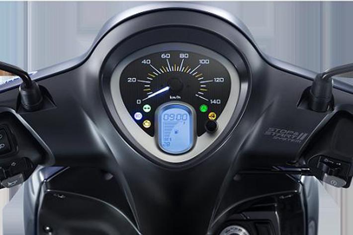 Về trang bị, Yamaha Janus vẫn có đèn pha tròn, bên dưới mặt nạ là dải đèn định vị LED. Đồng hồ của xe là sự kết hợp giữa đồng hồ analog hiển thị vận tốc và màn hình LCD hiển thị thời gian và lượng xăng của xe. Janus mới cũng sở hữu hệ thống ngắt động cơ tạm thời SSS (Stop & Start System) với khả năng tự động tắt máy sau 5 giây và khởi động lại khi người lái vặn ga.
