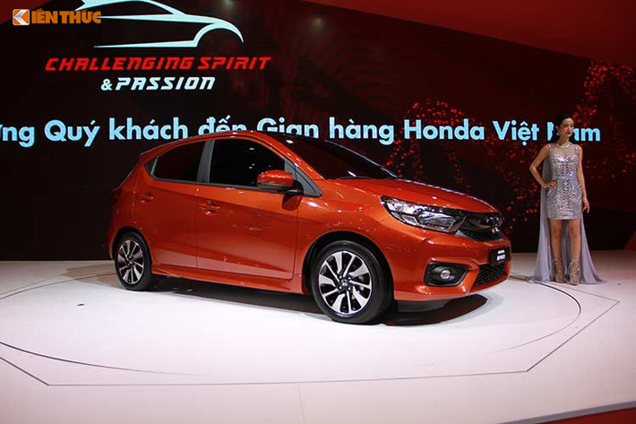 Nguồn cung cấp sức mạnh cho Honda Brio 2018 là động cơ xăng i-VTEC 4 xi-lanh, dung tích 1,2 lít lấy từ thế hệ cũ. Động cơ này tạo ra công suất tối đa 90 mã lực tại tua máy 6.000 vòng/phút và mô-men xoắn cực đại 110 Nm tại tua máy 4.800 vòng/phút. Động cơ kết hợp với hộp số sàn 5 cấp hoặc CVT, truyền sức mạnh tới cầu trước.