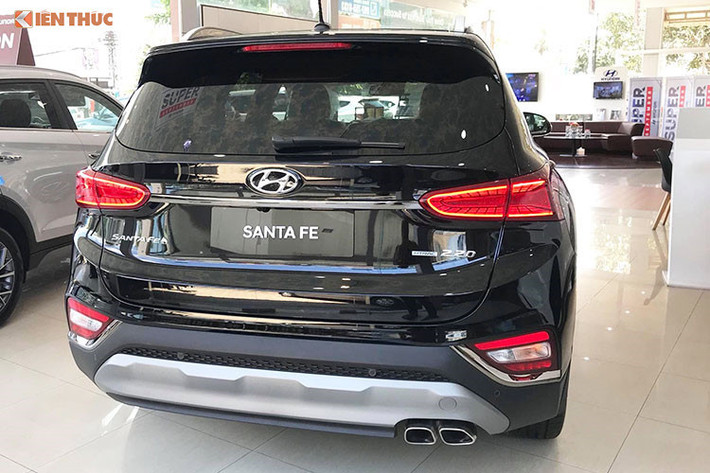 Riêng bản động cơ diesel đi cùng hộp số tự động 8 cấp mới. Giá dự kiến được đại lý chào khách đặt cọc từ khoảng 950 triệu đến gần 1,15 tỷ đồng. Tuy xe chưa chính thức ra mắt nhưng hiện tại, nhiều đại lý đang thông báo chênh 100 triệu đồng mới được giao xe trước Tết Nguyên đán.