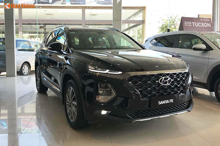Hyundai Santa Fe 2019 là mẫu xe được khách hàng Việt chờ đợi ra mắt, kể từ khi rò rỉ những hình ảnh tại đại lý chính hãng của Hyundai Thành Công. Theo dự kiến, Santa Fe sẽ ra mắt ngày 9/1/2019. Xe sẽ được bán ra với 6 phiên bản, chia làm 2 loại động cơ và 3 kiểu trang bị khác nhau.