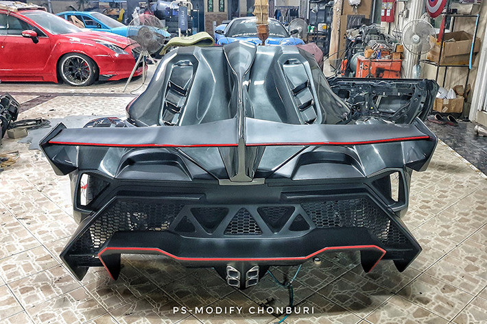 Không có gì lạ khi Toyota MR2 Spyder được chọn làm cái gốc để dựng nên chiếc Lamborghini Veneno Roadster nhái này. Tương tự Lamborghini Veneno Roadster, Toyota MR2 Spyder cũng là xe mui trần thể thao và sử dụng động cơ đặt giữa. Tuy nhiên, sự tương đồng giữa 2 mẫu xe này cũng dừng lại ở đây.