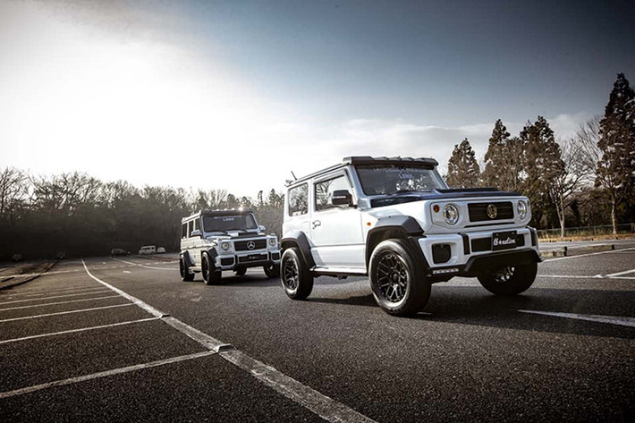 Qua những bàn tay “biến hoá” lành nghề, chiếc Suzuki Jimny không khác gì một chiếc Mercedes-Benz G-Class hàng khủng bởi những chi tiết được hoàn thiện rất giống bản gốc. Điểm khác biệt chỉ nằm ở kích thước của Jimny nhỏ hơn hẳn so với bản gốc G-Class.