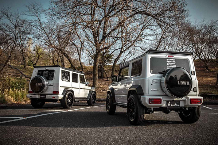 Phía bên hông, mẫu xe Suzuki Jimny 2018 chỉ có thiết kế 2 cửa, điều này khác với thiết kế 4 cửa trên G-Class. Tuy nhiên về tổng thể xe vẫn mang hơi hướng vuông vức đặc trưng của “ông vua địa hình”, mặc dù hai chiếc xe này có sự chênh lệch lớn về kích thước.