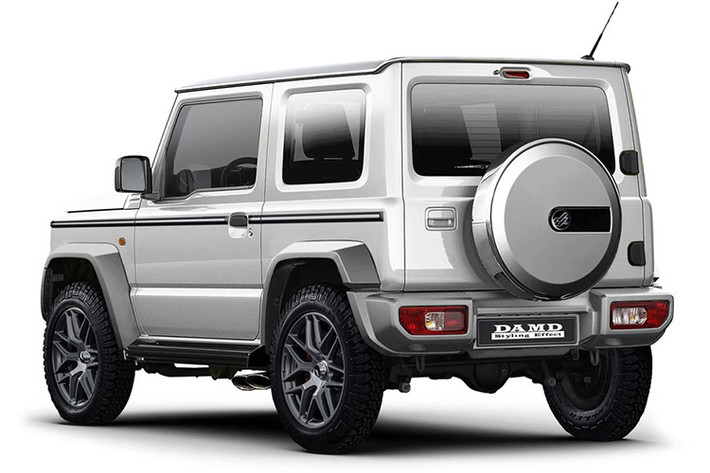 Phía đuôi xe, ngoài bộ bodykit được thay mới thì thiết kế chung của Jimny vẫn được Liberty Walk giữ nguyên. Bộ lốp dự phòng vẫn được giữ lại để tăng tính thẩm mỹ cho xe. Cụm ống xả kép đặt gọn gàng bên hông với sự tinh chỉnh lại cho cái nhìn khoẻ khoắn hơn.