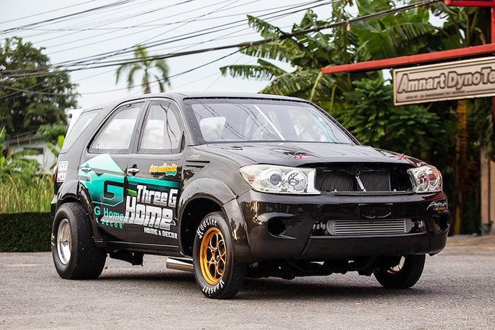 Dưới bàn tay của những người thợ độ tại xưởng Auto Service Authority (ASA) ở Thái Lan, chiếc xe SUV Toyota Fortuner đời cũ dành cho "dân thường" đã trở thành một con quái vật theo đúng nghĩa đen trên đường đua drag.
