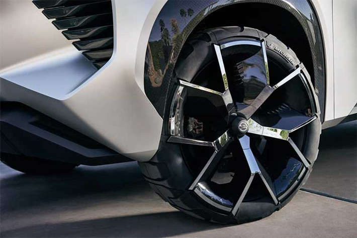Bộ vành hợp kim 21 inch hình chữ U trông khá thú vị kết hợp cùng bộ lốp mà Nissan cho là có thể chạy trên mọi địa hình được phát triển bởi Michelin. Bên cạnh đó, mẫu xe ý tưởng Xmotion cũng được trang bị hệ thống dẫn động bốn bánh của Nissan.