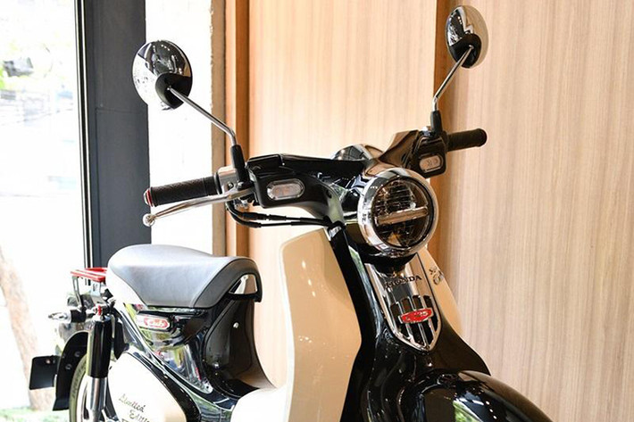 Theo đó, Honda Cub C125 2019 Limited Edition mới sẽ có ba bản trang bị là C125 Gold Eclipse, C125 Red Rising và C125 Blue Twilight. Trong đó, Honda Cub C125 Gold Eclipse là bản giới hạn mà Honda Thái Lan hợp tác với thương hiệu Kitaco đến từ Nhật Bản