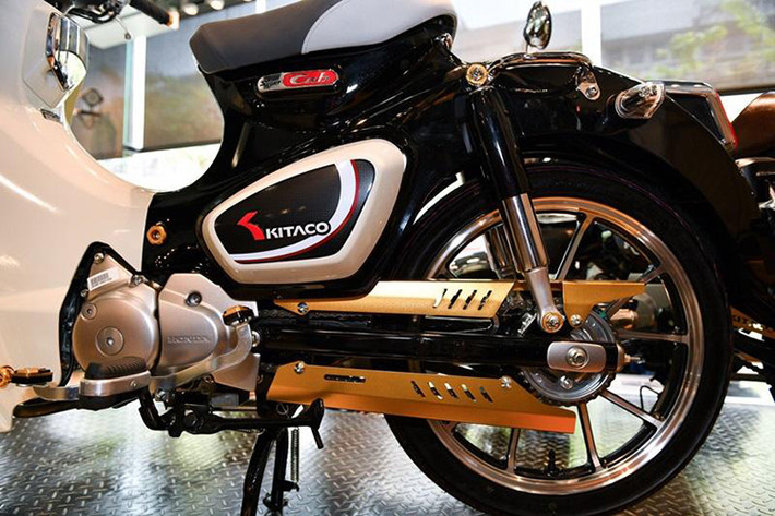 Cuối cùng là bản giới hạn Honda Cub C125 Blue Twilight kết hợp với thương hiệu đồ độ Bikers đến từ Thái Lan. Màu sắc chủ đạo của bản độ này là xanh dương thẫm cùng màu trắng Các chi tiết như gác chân, gù chống nâng, tay lái đều có màu xanh dương.