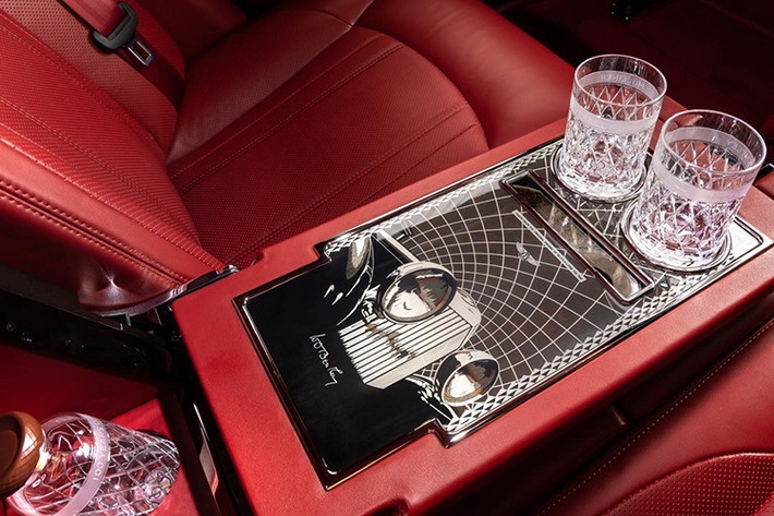 Các nhà thiết kế của Bentley còn dùng đến 4 loại gỗ khác nhau để ốp cho Mulsanne W.O. Edition, mang đến sự tương phản và chiều sâu trong xe. Bên cạnh đó là những chi tiết bằng nhôm được dùng để làm điểm nhấn.