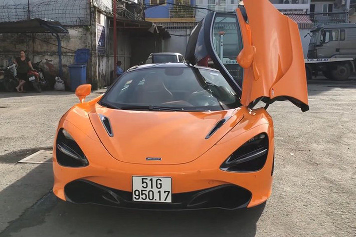 Thiết kế cản sau mang hơi hướng của mẫu xe đình đám hypercar McLaren P1 với đèn hậu mảnh công nghệ LED. Cặp ống xả kép được đưa lên cao đặc trưng. Điểm đặc biệt là chiếc 720S này đã được độ lại hệ thống ống xả Capristo với âm thanh mạnh mẽ hơn.