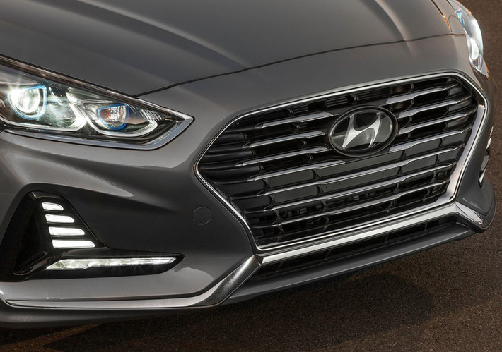 Mike O'Brien, phó chủ tịch kế hoạch sản xuất của Hyundai cho biết: "Phiên bản Sonata hybrid và plug-in 2018 mới của chúng tôi mang lại sức hấp dẫn về mọi mặt, từ thiết kế bên ngoài đến nội thất, khả năng xử lý tốt, tính an toàn cao và hệ thống giải trí nổi bật".