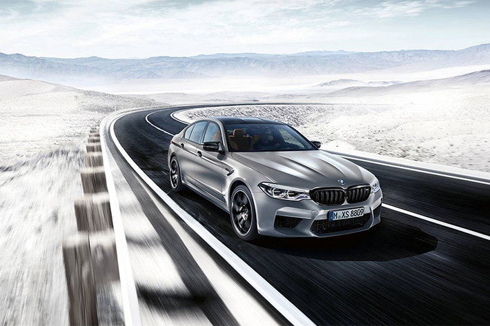 Phiên bản BMW M5 Competition 2019 vừa bổ sung vào dải sản phẩm những mẫu xe hiệu suất cao của thương hiệu BMW. Không chỉ chú trọng đến hiệu năng xe với sức mạnh được sánh ngang với những siêu xe thương mại hiện nay, BMW còn quan tâm đến sự sang trọng của siêu sedan này.