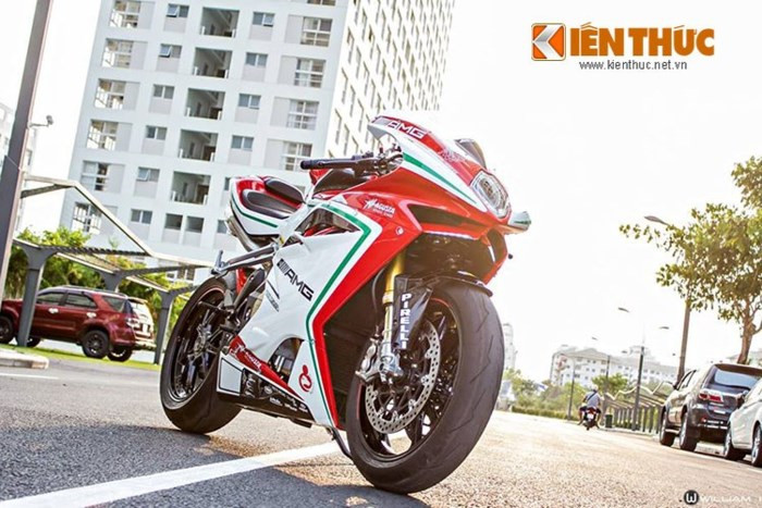 Siêu môtô MV Agusta F4 RC được coi là một phiên bản "xe đua đường phố", do nó sở hữu thông số kỹ thuật rất gần với chiếc siêu môtô thể thao F4RR từng tham gia thi đấu tại giải World Superbike đình đám Thế giới. Chữ "RC" trong tên gọi của chiếc siêu xe môtô Ý này xuất phát từ Reparto Corse trong tiếng Ý, có nghĩa là bộ phận xe đua chính vì vậy F4 RC không hề kém cạnh bản đua "xịn".