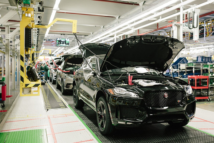 Bên trong xe, nội thất F-Pace hoàn toàn mới được bố trí 5 chỗ ngồi thoải mái. Các vật liệu cao cấp được sử dụng như gỗ, da, ốp nhôm xước, mạ chrome tạo nên sự sang trọng, tinh tế. Hệ thống đèn chiếu sáng nội thất có thể tuỳ chỉnh màu sắc cũng là một trang bị khơi gợi cảm xúc.