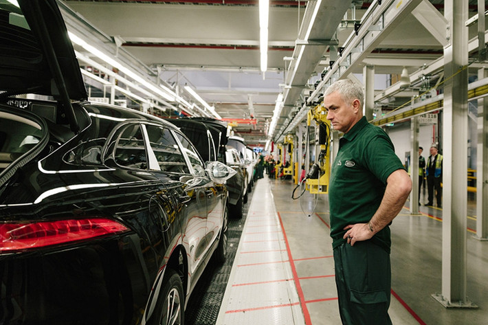 "Năm 2014, tôi là khách hàng đầu tiên tại Anh nhận chiếc Jaguar F-Type Coupe và bây giờ, tôi trở thành khách hàng thứ 100.000 của Jaguar F-Pace, đó là một điều rất đặc biệt." HLV Jose Mourinho cho biết thêm.