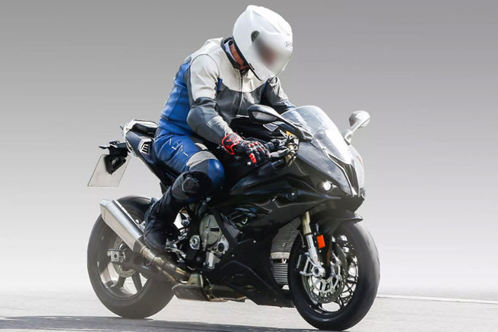 Trước màn ra mắt chính thức tại triển lãm EICMA 2018, siêu môtô BMW S1000RR 2019 đã bị rò rỉ thông số kỹ thuật. Cùng với hình ảnh và thông tin trước đó, có thể thấy BMW S1000RR 2019 có một số thay đổi về mặt trang bị và vẻ ngoài của xe.