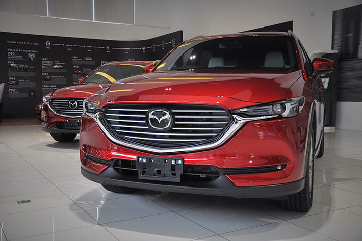 Mazda CX-8 2019 mới được giới thiệu lần đầu tại Nhật Bản vào tháng 09/2017. Sau hơn một năm ra mắt thế giới, mẫu xe này đã chính thức cập bến Malaysia, ra mắt thị trường Đông Nam Á hồi tháng 2/2019. Về ngoại hình, CX-8 mới gây ấn tượng với người dùng bởi ngoại hình có nét pha trộn giữa hai "người anh em" CX-5 và CX-9.