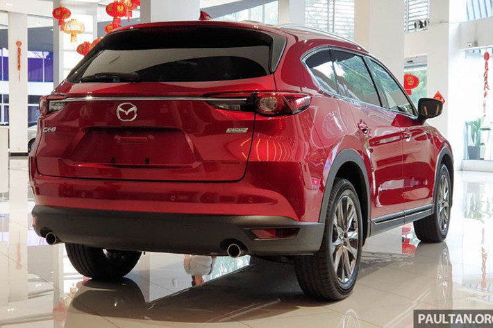 Về thiết kế, nếu so với CX-5 thì mẫu xe này dài hơn 350 mm, nhưng ngắn hơn đàn anh CX-9 95mm. Ngoài ra, chiều rộng 1.840 mm của CX-8 kém hơn CX-9 129 mm, nhưng cùng chung chiều dài cơ sở với CX-9 là 2.930 mm. Nếu nhìn lướt qua trên đường và không quan sát logo, chắc nhiều người dũng sẽ lầm tưởng nó là CX-5.