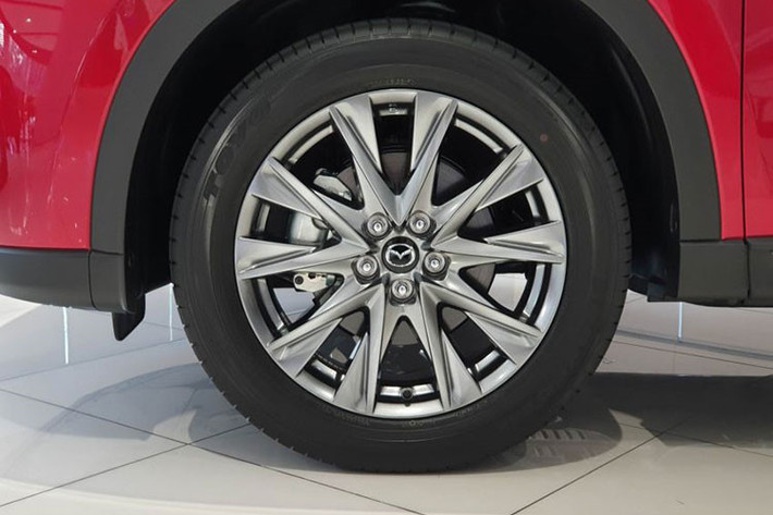 Về thông số kỹ thuật, tất cả các biến thể của mẫu xe SUV Mazda CX-8 nâng cấp gần như giống hệt nhau. Trong đó, cả 3 phiên bản của CX-8 sắp ra mắt thị trường Việt đều sẽ được trang bị mâm hợp kim kích thước 19 inch, đèn pha LED tự động, đèn sương mù LED, đèn hậu LED...
