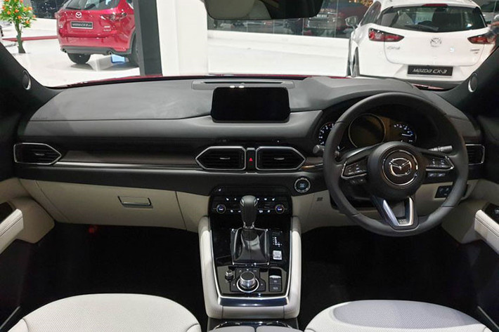 Bên trong Mazda CX-8 tại Việt Nam hiện đại hơn so với Mazda CX-5 và đáng chú ý nhất chính là 7 chỗ ngồi. Xe sở hữu hệ thống khoá thông minh bằng nút nhấn Start/Stop, điều hoà tự động 3 vùng độc lập, ghế lái điều khiển 10 hướng, hệ thống thông tin giải trí Mazda Connect (MZD Connect).