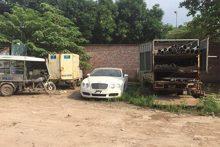 Theo nhiều nguồn tin, nơi chiếc Bentley Continental GTC mui trần màu trắng trú nhiều năm qua là một bãi giữ xe vi phạm ở Bồ Đề và đã bị tháo biển kiểm soát. Ngoại hình của xe siêu sang này "tàn tạ" theo năm tháng, thậm chí nhiều chi tiết đã mọc rêu xuống cấp nghiêm trọng.