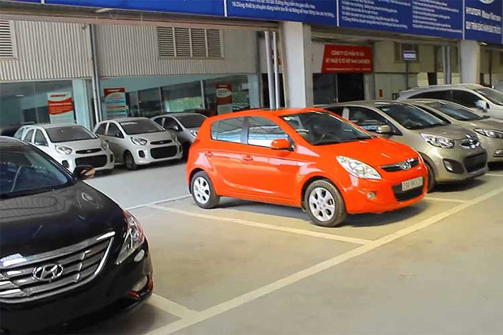 Theo chủ một showroom bán xe nhập cũ tại Thanh Xuân cho hay, thị trường ôtô cũ cuối năm hiện đã đổi chiều. Cách đây khoảng 2 tháng về trước, hầu hết dân kinh doanh xe cũ đều lâm vào tình cảnh khó khăn. Xe nhiều, giá rẻ, mua vào không bán nhanh cầm chắc thua lỗ. Nay thì ngược lại. Xe cũ không có để bán, trong khi khách tìm mua nhiều.