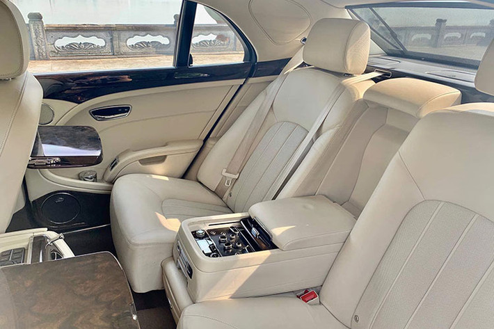 Hãng xe hạng sang Bentley cũng sử dụng các vật liệu da, gỗ cao cấp nhất để trang trí cho nội thất chiếc Mulsanne. Hệ thống giải trí bao gồm màn hình 8 inch và hệ thống âm thanh với 14 loa. Hệ thống giải trí đa phương tiện còn có khả năng kết nối qua USB với bộ nhớ trong 60 GB.