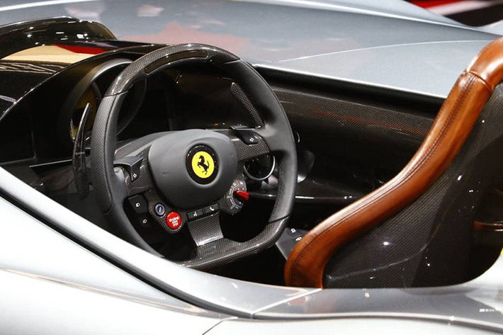 Ferrari Monza SP1 được trang bị 1 tấm kính chắn gió ảo rất thú vị và xe không có mui. Thiết kế của siêu xe này lấy cảm hứng từ các dòng xe Barchetta trong quá khứ, đặc biệt là 166 MM 1948 cũng như 750 Monza của thập niên '50. Cửa mở của Ferrari Monza SP1 sẽ đẩy về phía trước giống kiểu cửa cắt kéo và nó chỉ có duy nhất 1 chỗ ngồi.