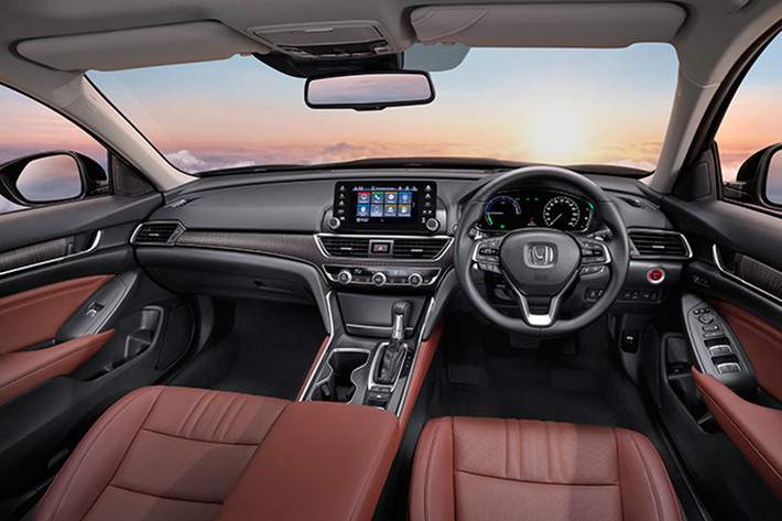 Bên trong Honda Accord 2019 xuất hiện bảng đồng hồ kỹ thuật số, màn hình thông tin giải trí nằm độc lập trên mặt táp-lô và 2 hộc để cốc nằm song song với cụm điều khiển trung tâm. Bên dưới màn hình giải trí trung tâm là cửa gió điều hòa và các núm chỉnh cơ tiện dụng.