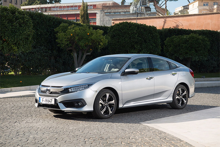 Ra mắt vào giữa năm 2017, mẫu xe Honda Civic 2018 sẽ được bán ra với 2 biến thể là sedan và coupe. Xe được thiết kế dựa trên hệ khung gầm mới khác hoàn toàn so với người tiền nhiệm. Nền tảng mới này được chế tạo bằng thép cường lực cao không chỉ làm cho nó cứng hơn mà còn nhẹ hơn, cải thiện động lực lái xe.